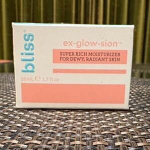 Bliss Ex-Glow-Sion Radiant Moisturizer with Pink Accents